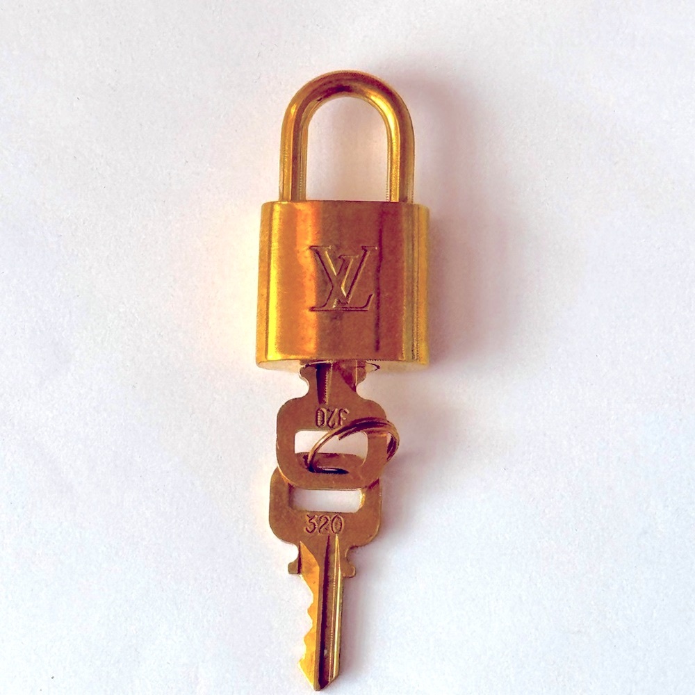 Louis Vuitton # 320 Lock and 2 keys
Rare - Picture 1 of 3